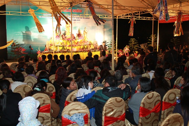 Overseas Vietnamese women attend requiem for heroic martyrs